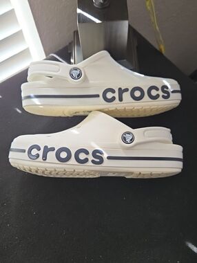 UNISEX SZ 4 MEN'S/6 WOMEN'S BAYABAND White Clog with Navy Logo and Stripes